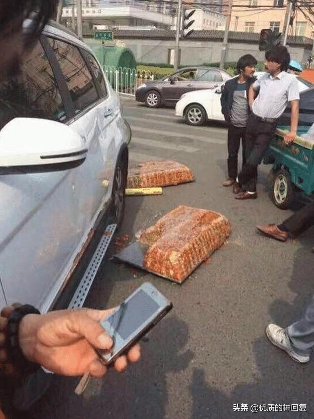 不小心撞了一个切糕的小车,不小心撞到卖切糕的小车