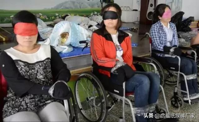 他亲自试穿带屎尿的尿片，整整5小时，双手束缚，被扔在角落