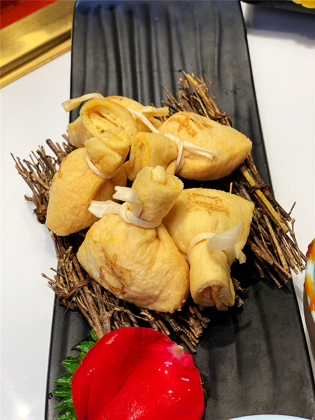 长春桂林路有家电影《叶问》同款火锅酒馆，楼里面有座“香港城”