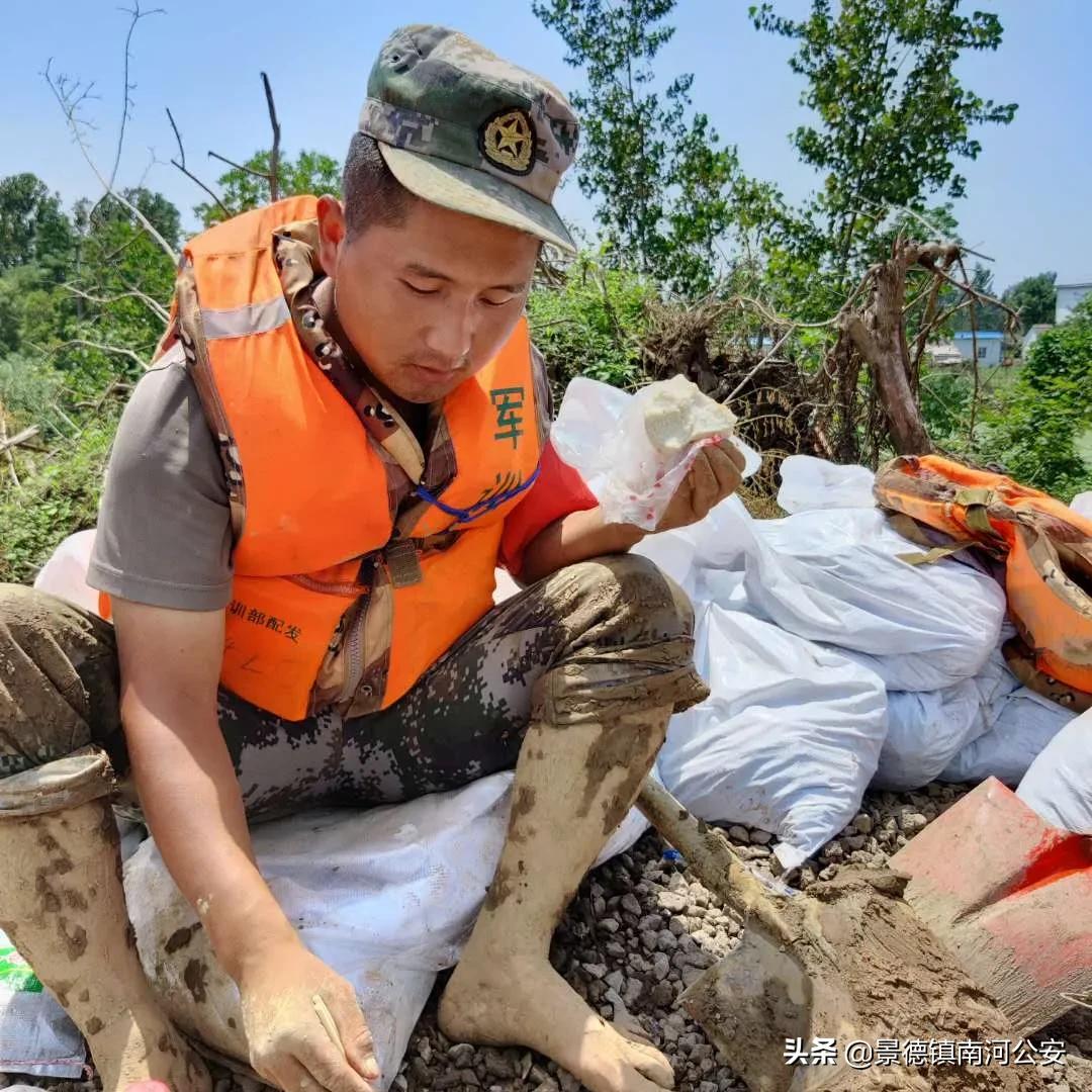 抗洪第一线的军人图片,解放军来抗洪一线感人场面