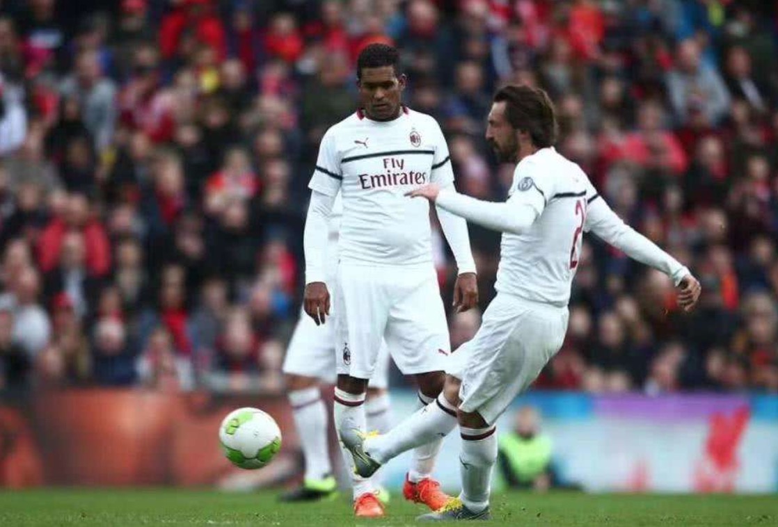 利物浦米兰慈善赛,老人看球赛哭了