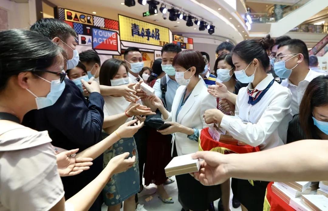 龙华区领导和知名主播亮相直播间，为龙华产品打CALL带货！网友：过瘾