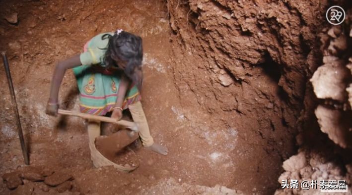 残酷真相：你包里的高光眼影，是无数4岁孩子拿命换的