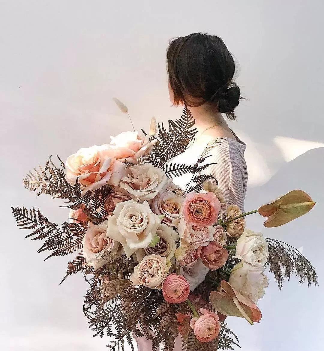 花要不要经常换水,花材正确处理方式及日常养护