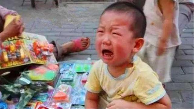 孩子非要UGG，店员煽风点火，路人一番话解决妈妈的困境