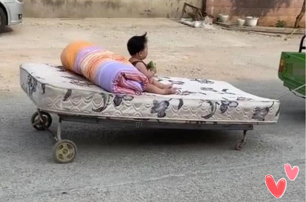 有种爷爷叫“别人家的”,树干、床垫做豪车,更有跑车“大黄蜂”