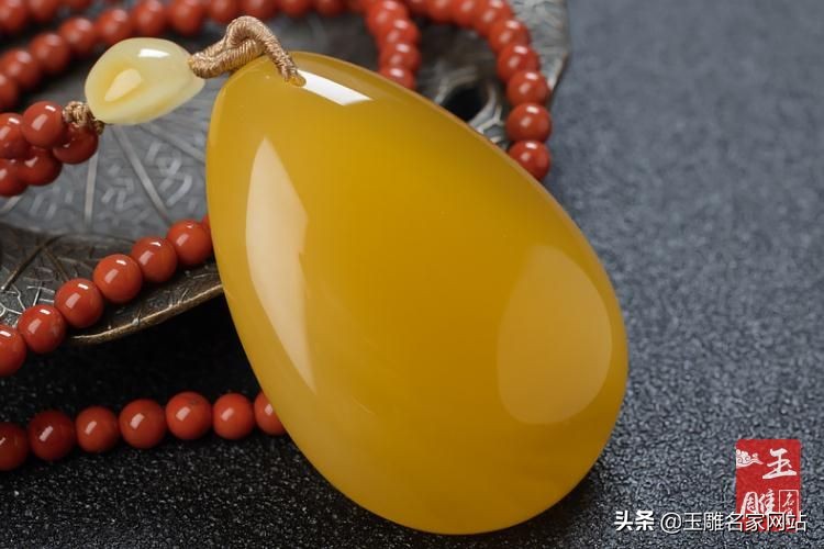 鸡油黄蜜蜡跟鸡油黄玛瑙的区别,蜜蜡是鸡油黄好还是鸡油红好呢