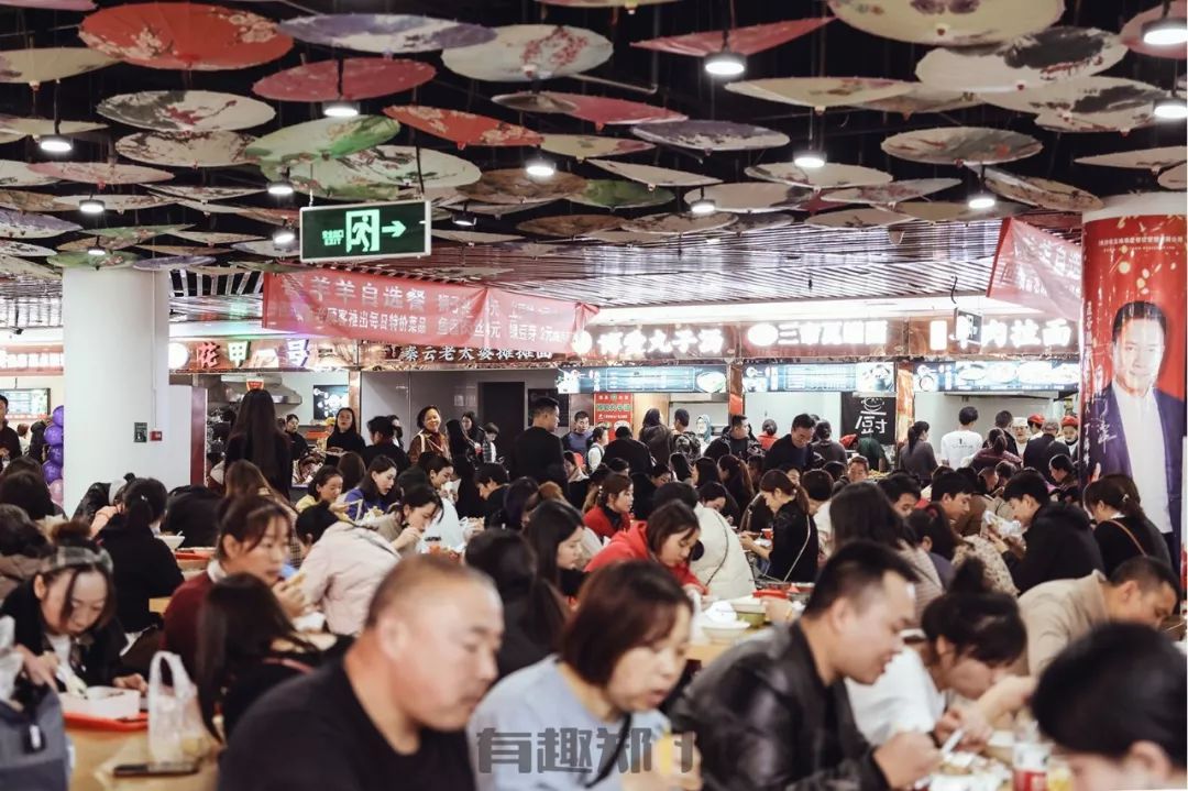 郑州银基商贸城，时尚和繁华背后，多的是你不知道的辛苦和忙碌