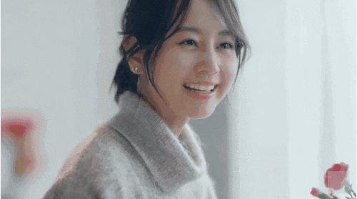 何洁怎么和以前长得不一样了,何洁的造型越来越暗黑了