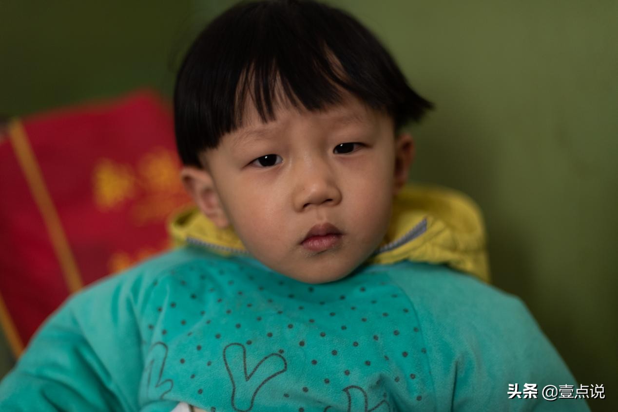 萌娃从小失明却不知真相 (宝宝眼睛险些失明)