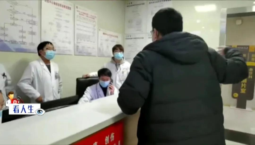 男子被角磨机割伤后活了下来,男子操作绞肉机不慎被咬手