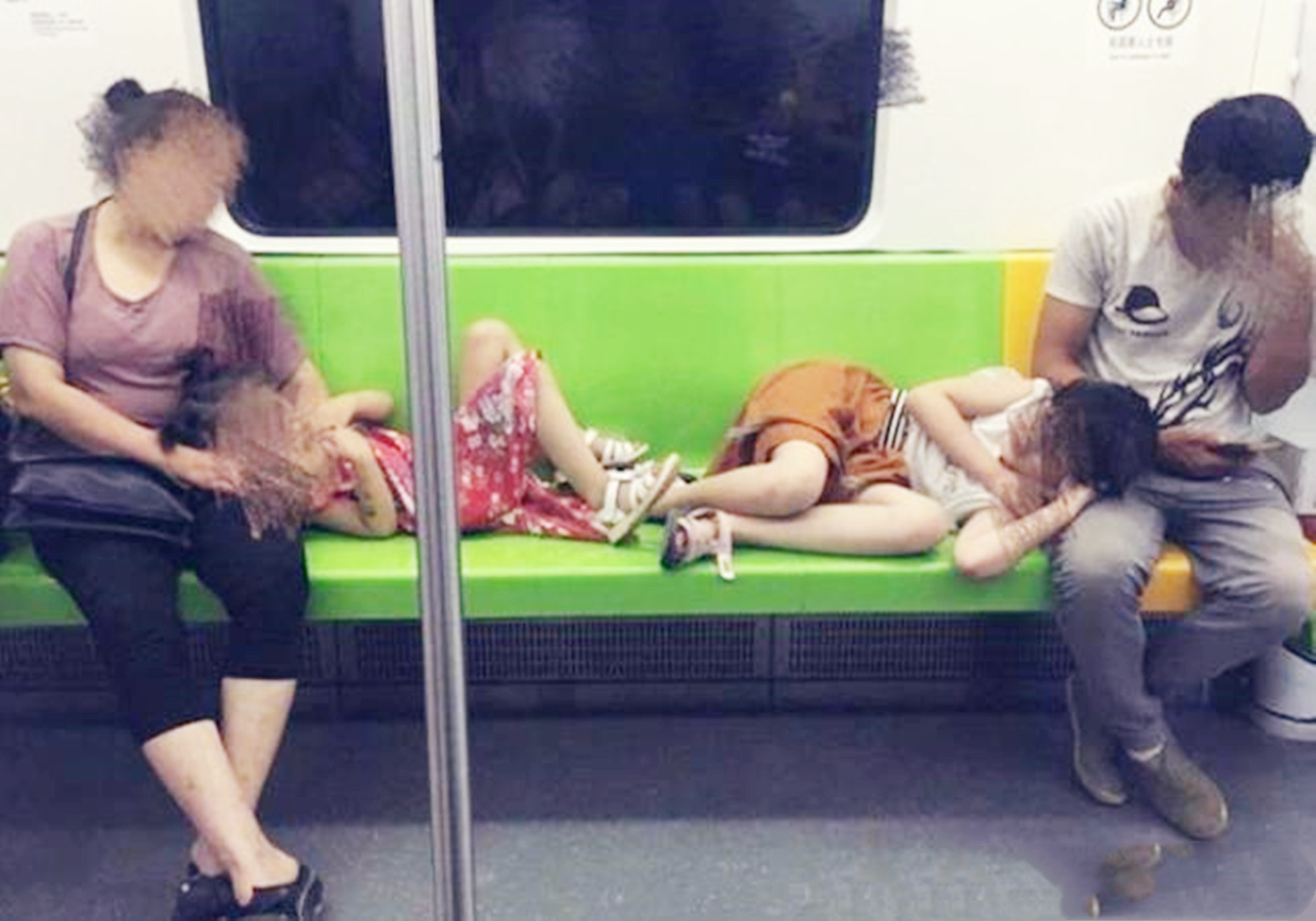 一节车厢尽显两种父母，“教养”这张名片，决定了孩子的人生层次