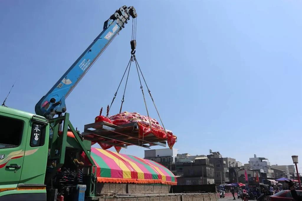 嘉义县东石乡先天宫元宵节“求乞大龟王”首次破3万台斤