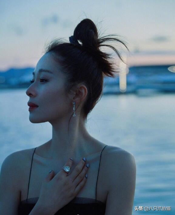 江一燕穿复古碎花裙演绎古典韵味,江一燕短裙子的照片