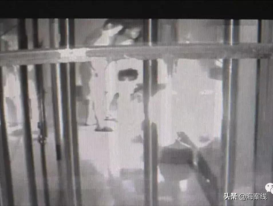 柳州一小区业主在家门口烧纸壳触发喷淋系统，两部电梯被泡坏