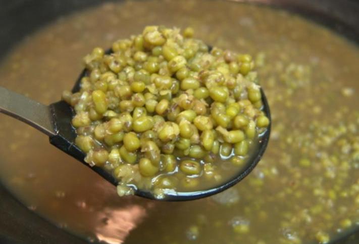 煮绿豆汤怎么不溢,煮绿豆汤怎么防止变红