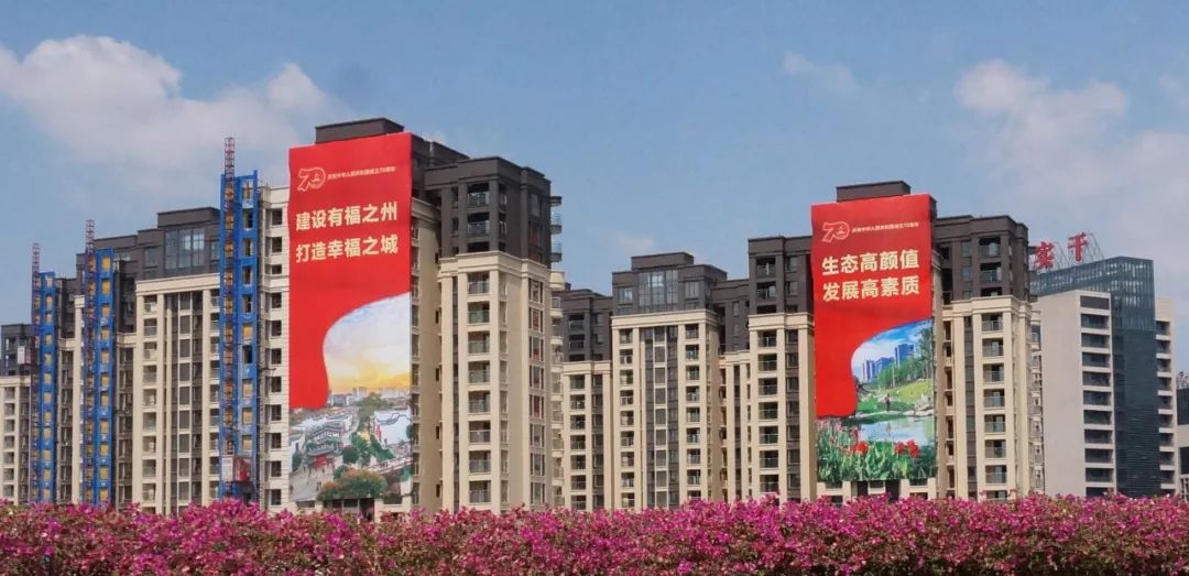 迎国庆街景,迎接国庆换上崭新的国旗