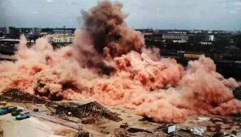 一场大火一度让人极为难过,一场大火让房子变废墟