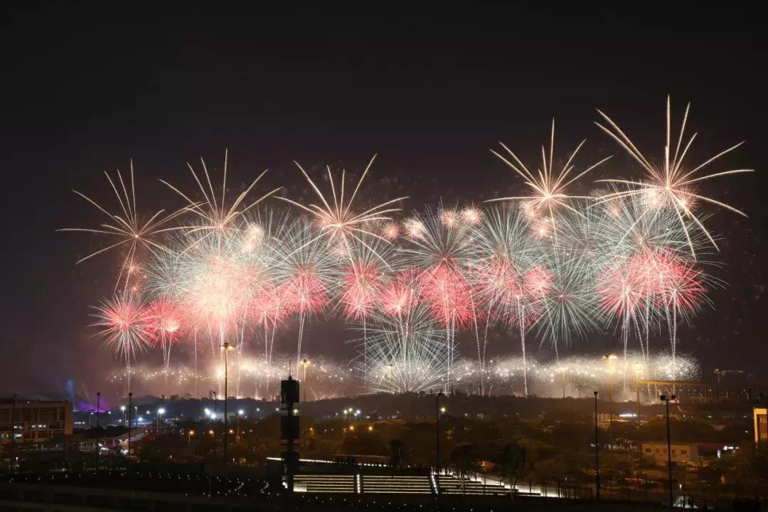 深圳湾焰火跨年,深圳湾1号烟花焰火表演