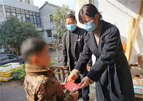 天台平桥镇辉龙大酒店,情系困难员工爱心捐助暖人心