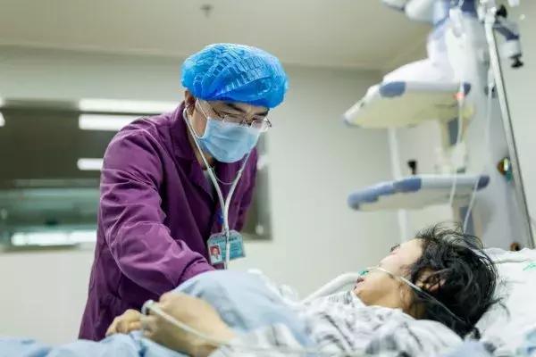 女子把果汁倒进输液瓶,水果榨汁注射静脉