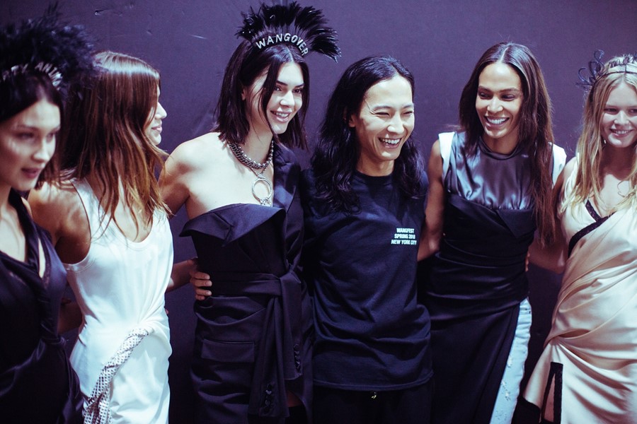 华裔爆款设计师疑似下药性侵多名男性，摸*体下**捏胸是日常操作？