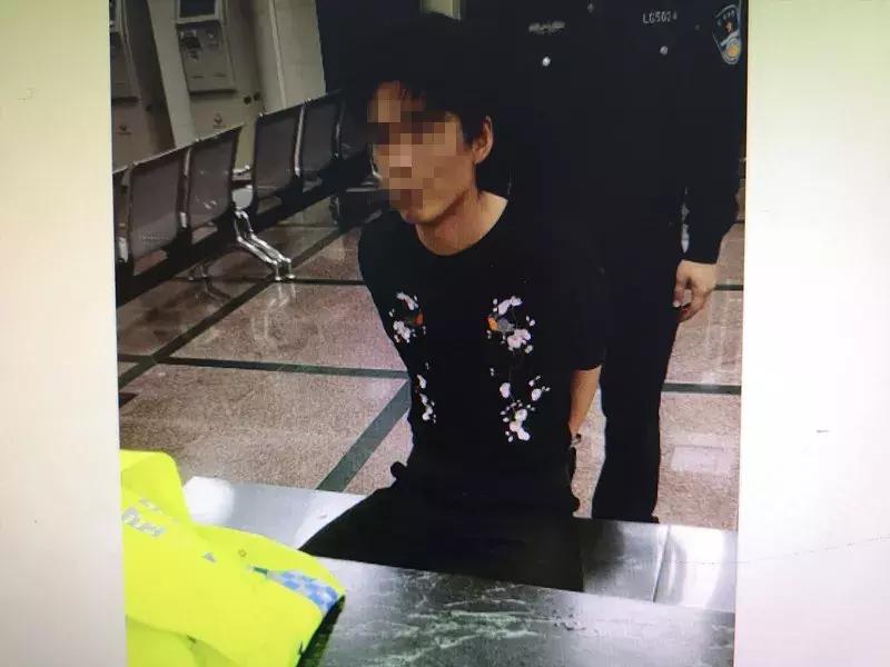 油门当刹车被撞男子奇迹脱险,男子骑车险被铁门砸到