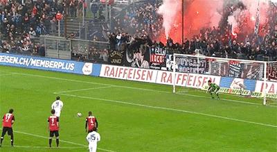 足球搞笑gif动图,足球场上的搞笑进球视频