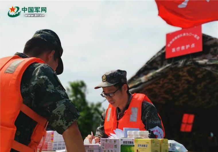 药剂师王伟迪：我愿做大堤上的一束烛光