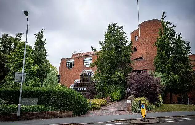 剑桥19岁美女高材生离奇发狂高空跳机,葬身猛兽横行的非洲丛林