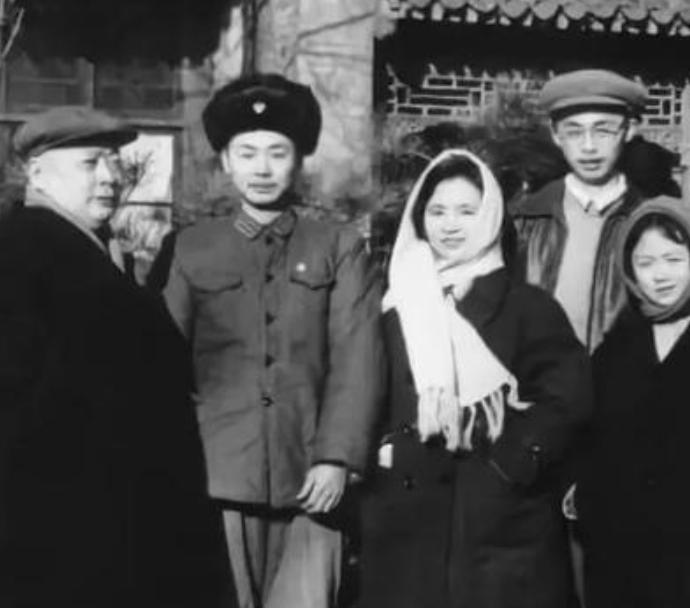 陈毅元帅幼子陈小鲁，和粟裕女儿成婚，晚年两人环游世界