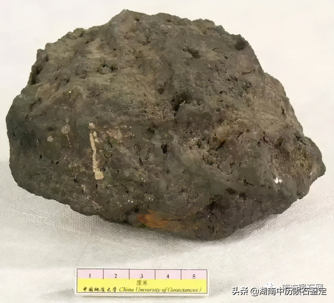 月球陨石与地球矿石的区别,月球陨石和矿石有什么区别