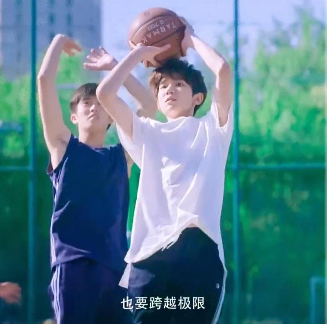 王源羽毛球馆,王源贾乃亮打羽毛球