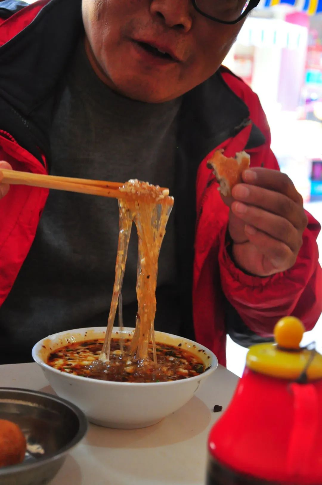 一碗嫩滑鲜香的自贡豆腐脑水粉,还有川北凉粉芽菜包子,至今想念