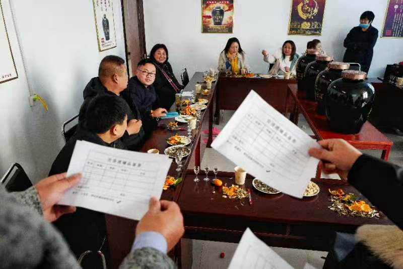 一杯好酒•与众不同洛阳蔡州商会到洛阳古洛酒铺生产基地走访调研