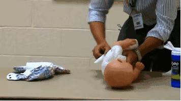 给宝宝换尿不湿的方法,给宝宝换尿不湿的正确方式