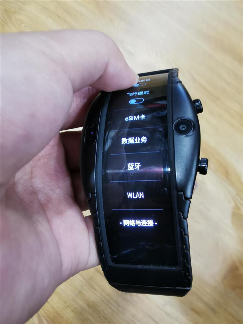 厉害啦！折叠屏努比亚腕机阿尔法评测：钢铁侠的技能被它实现