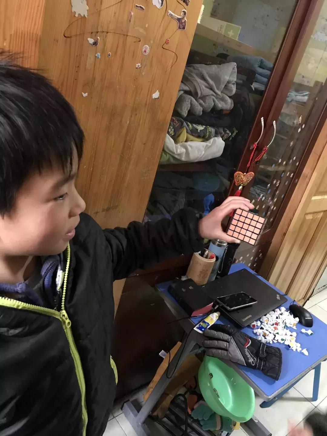 给孩子的第一节动画魔方课,小朋友学的魔方课