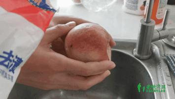 桃子用盐水洗了变黑,桃子用盐水洗过怎么变黑了