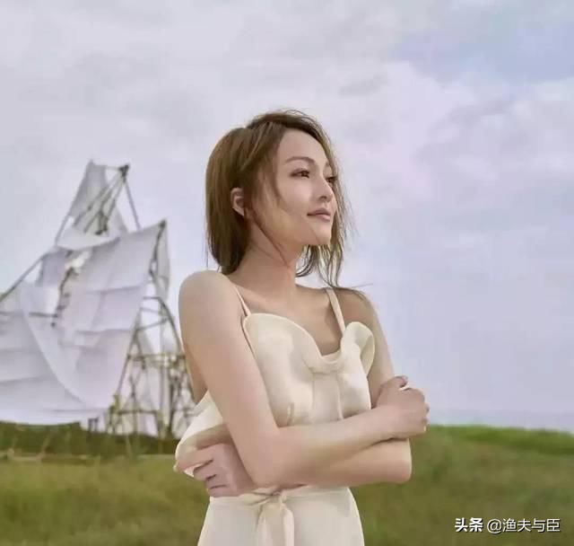 “过气”十年，凭什么她发个问号也能上热搜？