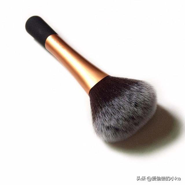 出汗出油还想持久不脱妆?你需要一盒好用的定妆粉