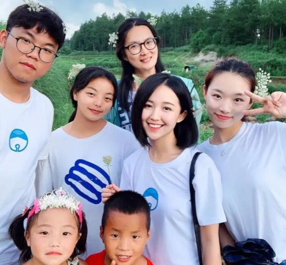 90后甜美教师龙晶晴,在乡村支教十年后被举报,原因有多荒唐