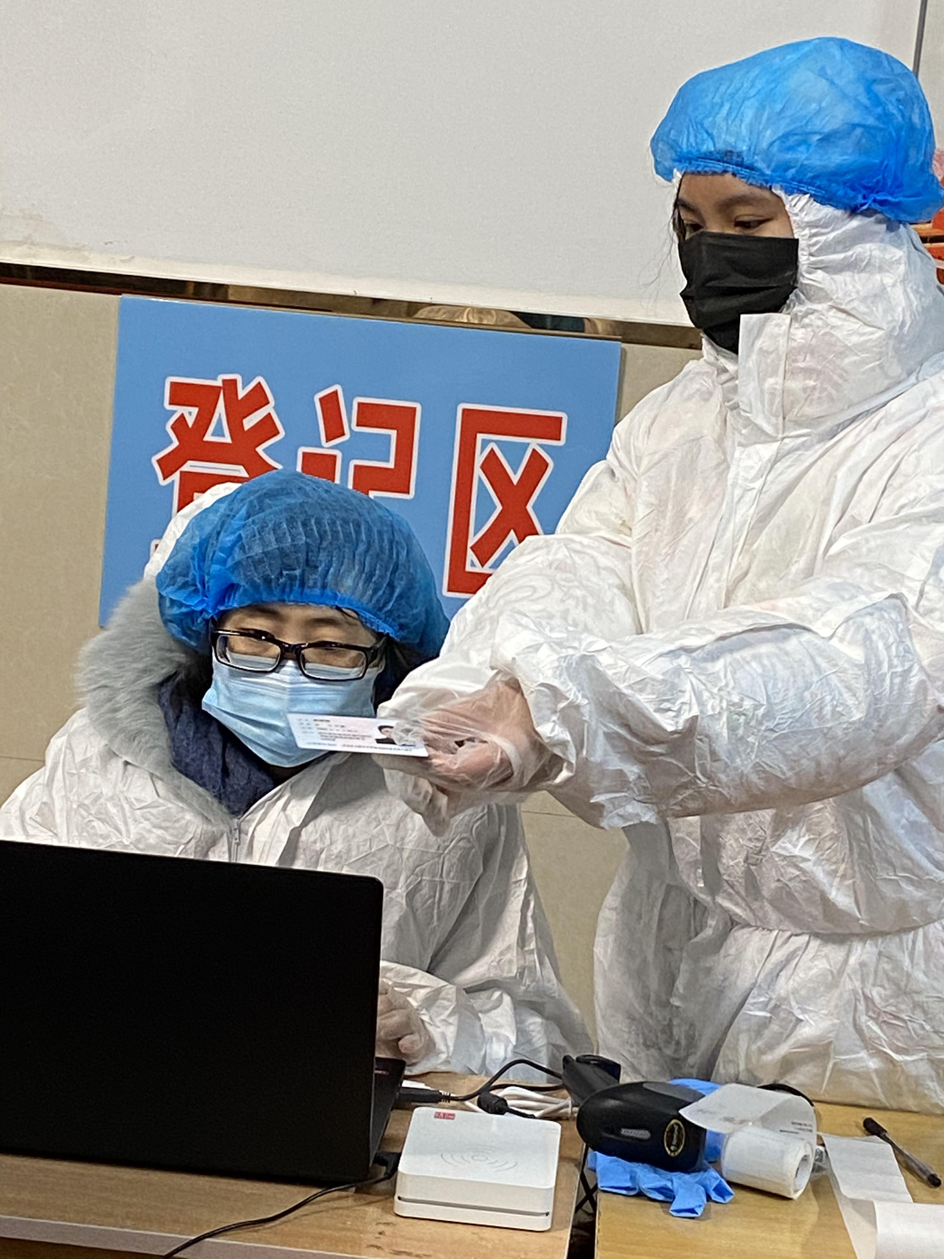 母女并肩抗疫执勤相遇,母女并肩战斗在抗击疫情一线