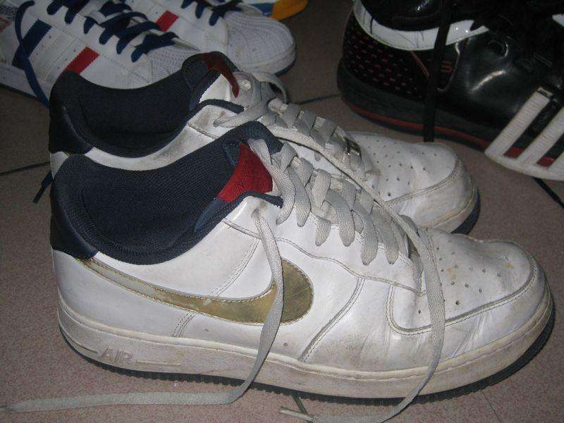 鞋子踩到臭东西怎么除臭,鞋子臭了怎样除臭女生