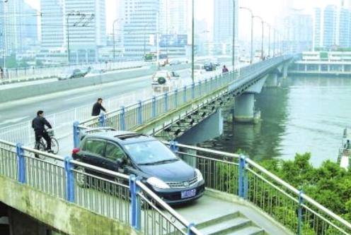 广州大暴雨车主怎么防车被水泡,深圳暴雨车辆泡水