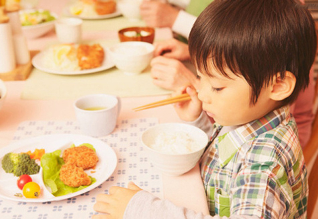 6岁的孩子吃饭需要大人喂,6岁孩子吃饭少怎么办