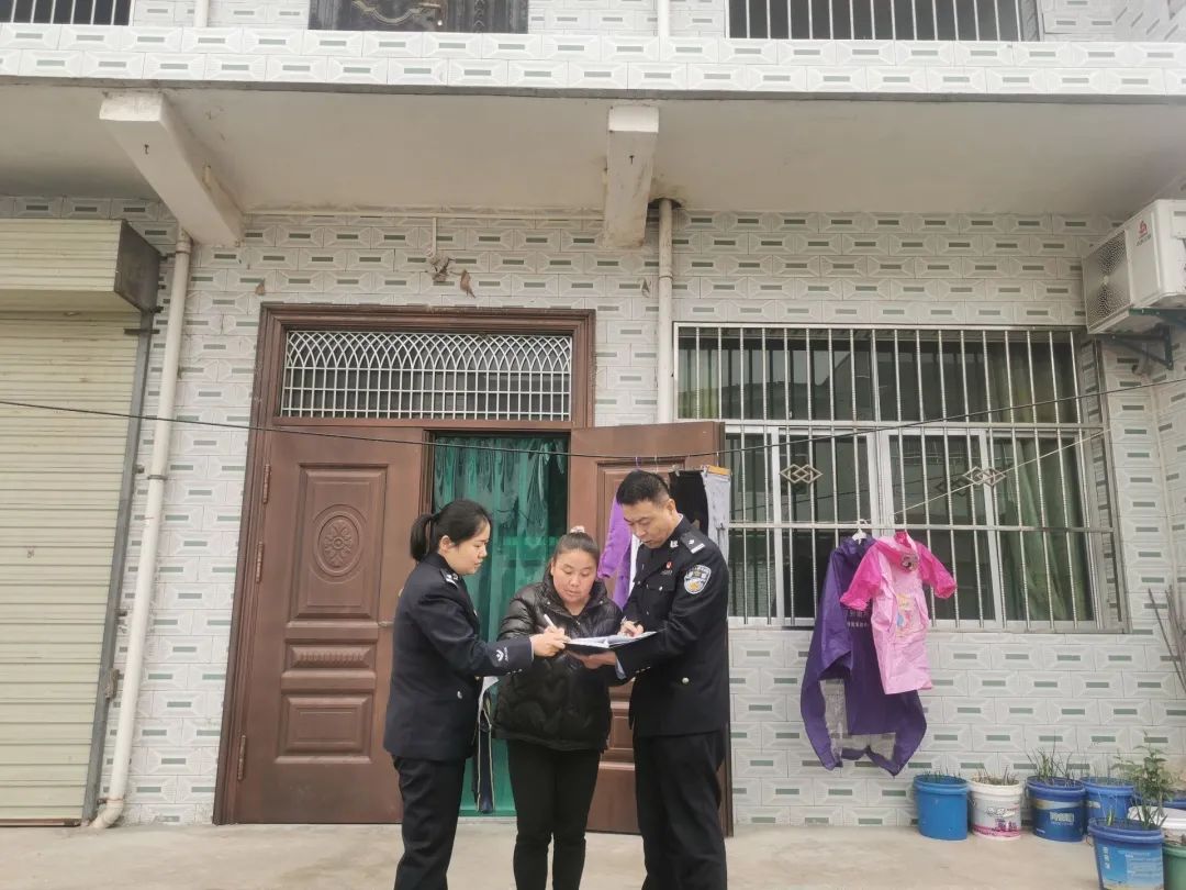 警灯闪烁警笛声响110,警灯全部闪烁提高震慑力