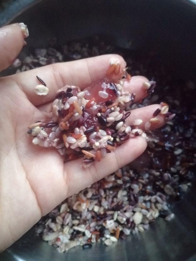 杂粮粥煮鸡蛋,早上喝杂粮粥配两个煮鸡蛋