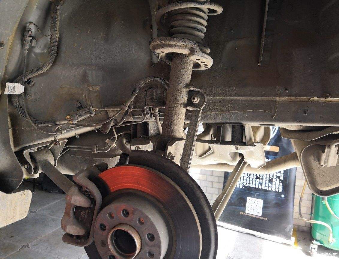 忘记松手刹对车的影响,忘记松手刹开了几十米有什么影响