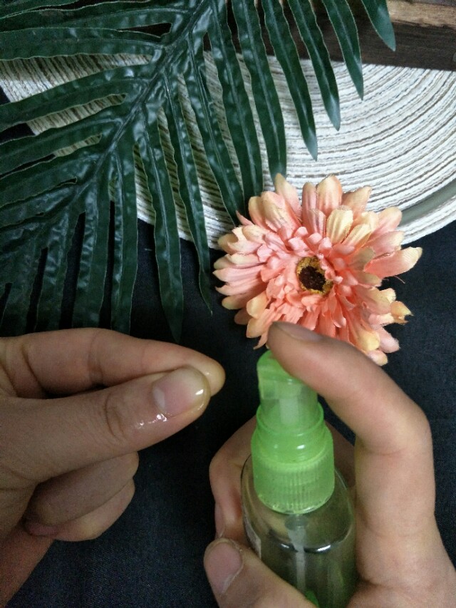 粘到502胶水了怎么才能解开,502胶水粘到手一招轻松解决